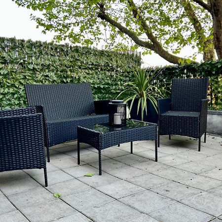 Stylish One-Bedroom Rental With Private Patio In Zone 2 伦敦 外观 照片