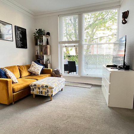 Stylish One-Bedroom Rental With Private Patio In Zone 2 伦敦 外观 照片