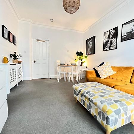 Stylish One-Bedroom Rental With Private Patio In Zone 2 伦敦 外观 照片
