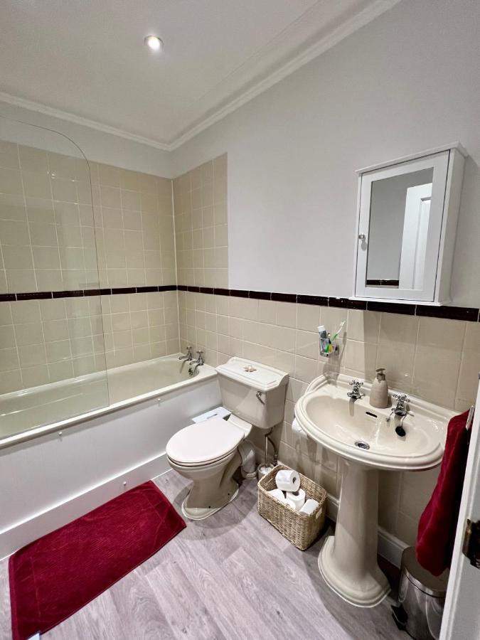 Stylish One-Bedroom Rental With Private Patio In Zone 2 伦敦 外观 照片
