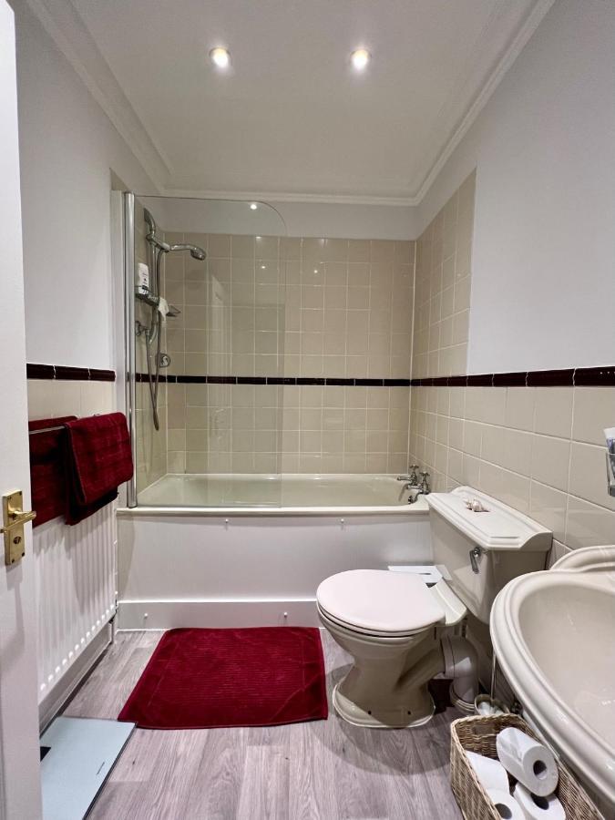 Stylish One-Bedroom Rental With Private Patio In Zone 2 伦敦 外观 照片