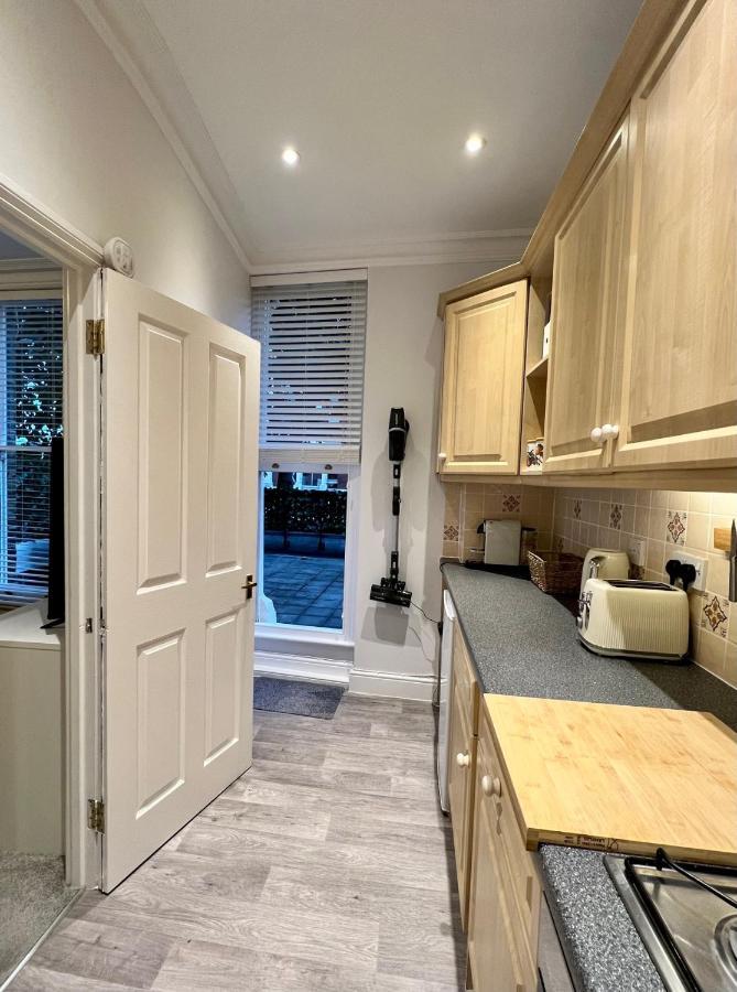 Stylish One-Bedroom Rental With Private Patio In Zone 2 伦敦 外观 照片
