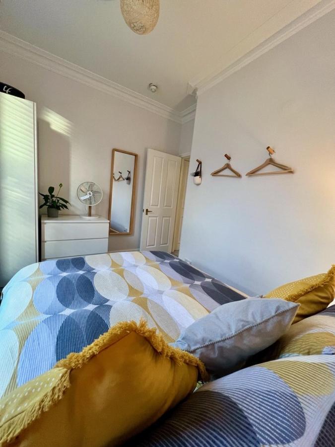 Stylish One-Bedroom Rental With Private Patio In Zone 2 伦敦 外观 照片