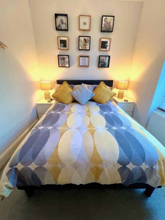 Stylish One-Bedroom Rental With Private Patio In Zone 2 伦敦 外观 照片