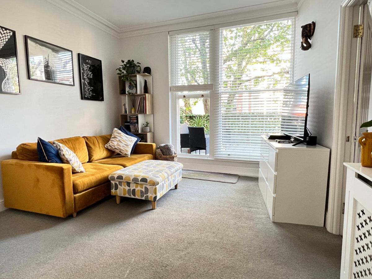 Stylish One-Bedroom Rental With Private Patio In Zone 2 伦敦 外观 照片