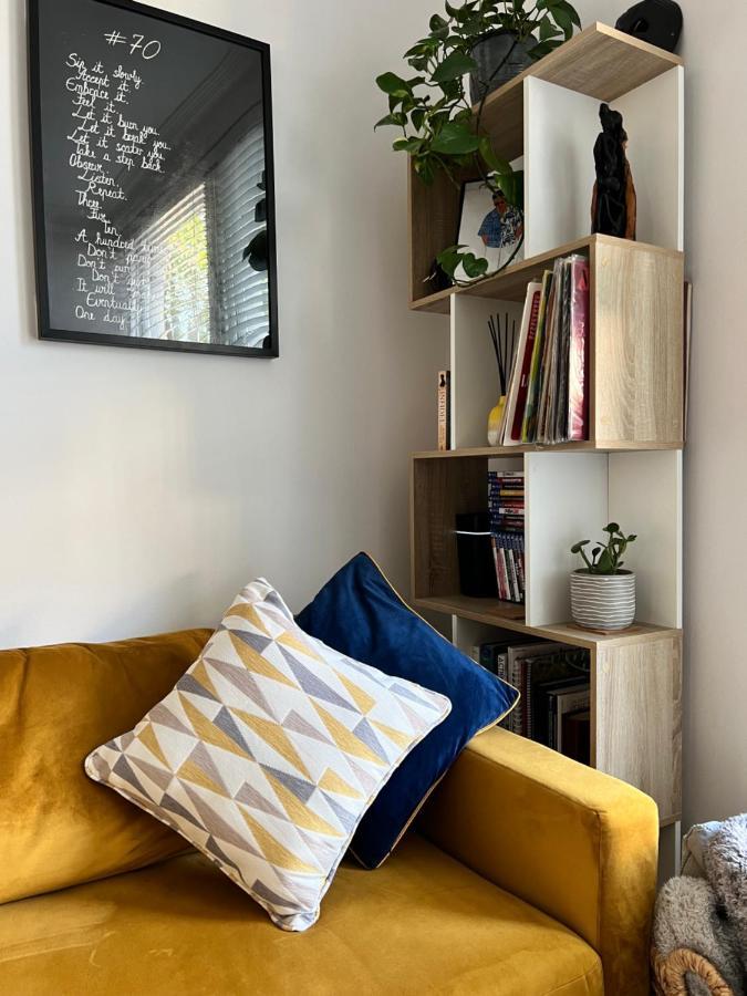 Stylish One-Bedroom Rental With Private Patio In Zone 2 伦敦 外观 照片