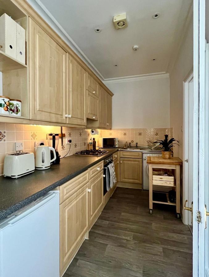 Stylish One-Bedroom Rental With Private Patio In Zone 2 伦敦 外观 照片
