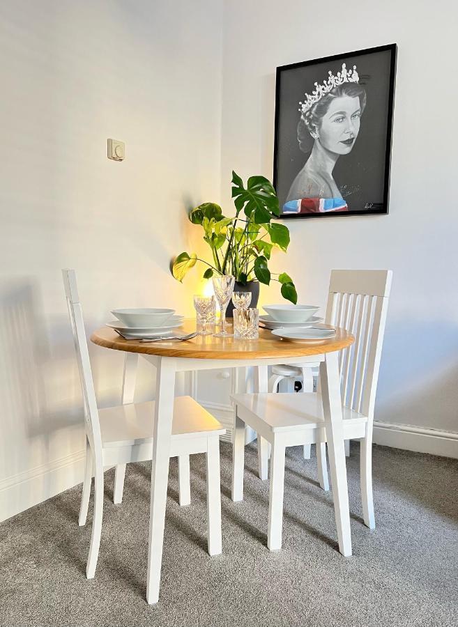 Stylish One-Bedroom Rental With Private Patio In Zone 2 伦敦 外观 照片