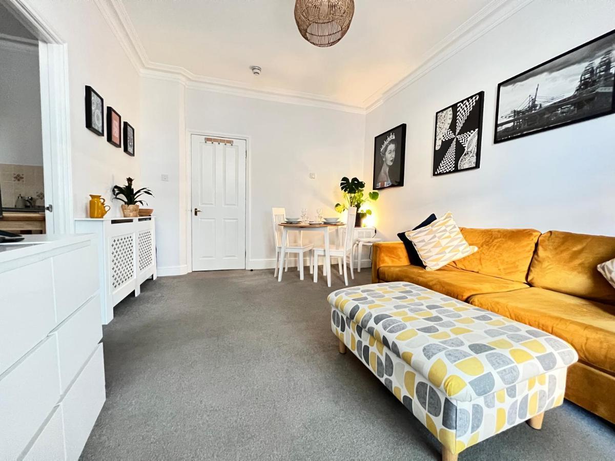 Stylish One-Bedroom Rental With Private Patio In Zone 2 伦敦 外观 照片